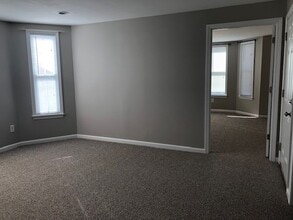 99 Orleans St, Unit B in Lowell, MA - Foto de edificio - Building Photo