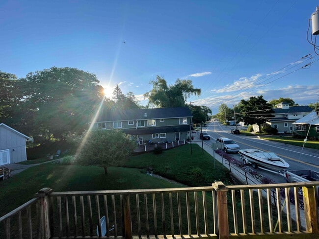 5098 Main St in Onekama, MI - Foto de edificio - Building Photo