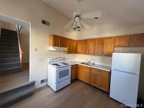 17 Fairview St in Huntington, NY - Building Photo - Building Photo