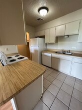 905 NE Rogers Ln in Lawton, OK - Building Photo - Building Photo