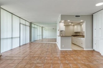 6211 W Northwest Hwy in Dallas, TX - Building Photo - Building Photo