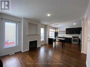 120 Spring Farm Rd in Aurora, ON - Building Photo - Building Photo