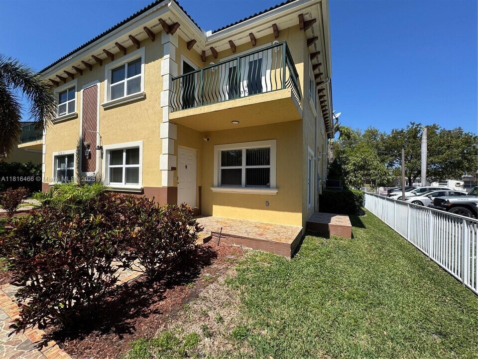 714 NE 4th Ct. in Hallandale Beach, FL - Building Photo
