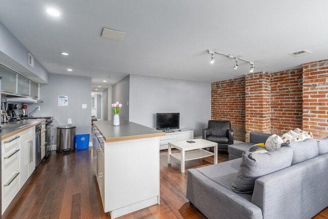 2452 1/2 18th St NW