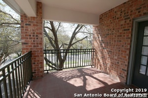129 E Ridgewood Ct in San Antonio, TX - Building Photo - Building Photo