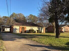 5852 Roxboro Dr in Montgomery, AL - Building Photo