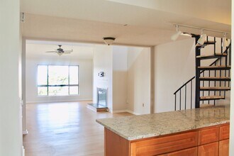 3200 Lynnhaven Dr in Virginia Beach, VA - Building Photo - Building Photo