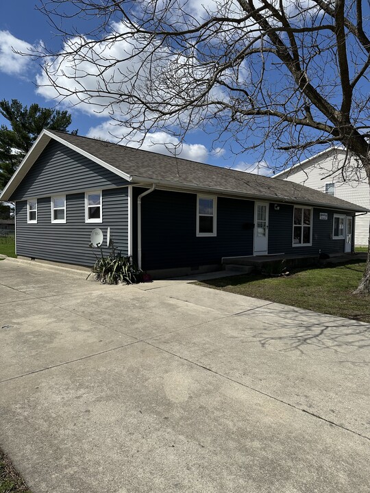 2150 11th St in Charleston, IL - Building Photo