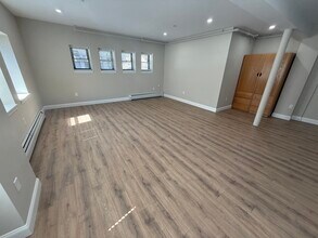 1050 Hancock St, Unit 11 in Quincy, MA - Foto de edificio - Building Photo