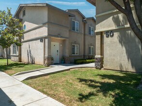 Bldg 30 in Bakersfield, CA - Foto de edificio - Building Photo