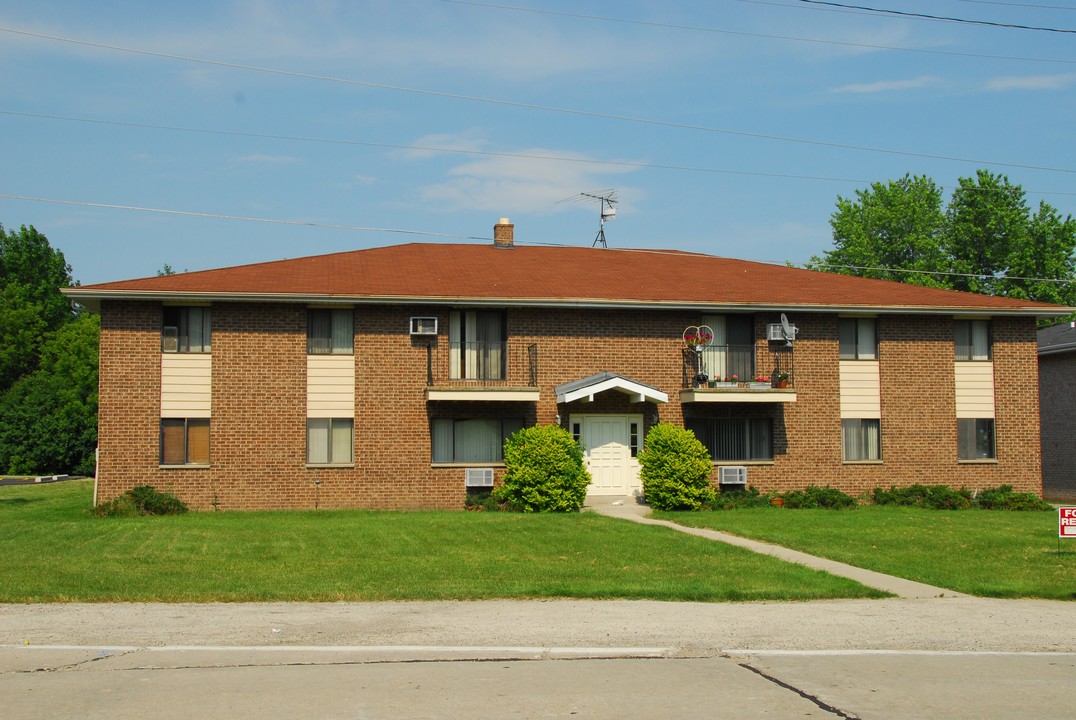 7452 N Granville Rd in Milwaukee, WI - Building Photo