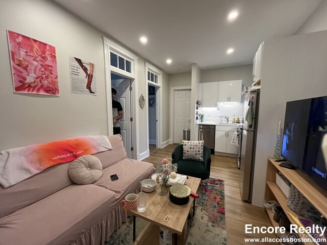 833 Beacon St, Unit 402 in Boston, MA - Foto de edificio - Building Photo