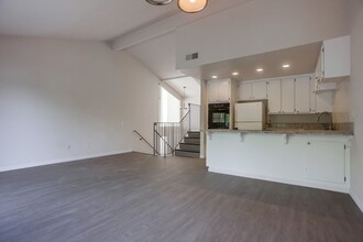 243-243 N Granados Ave in Solana Beach, CA - Building Photo - Building Photo