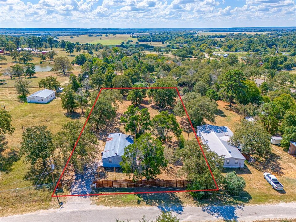 121 Redbird Ln in Smithville, TX - Building Photo