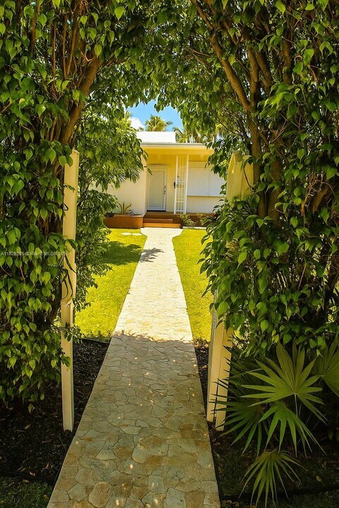 1325 Marseille Dr in Miami Beach, FL - Building Photo