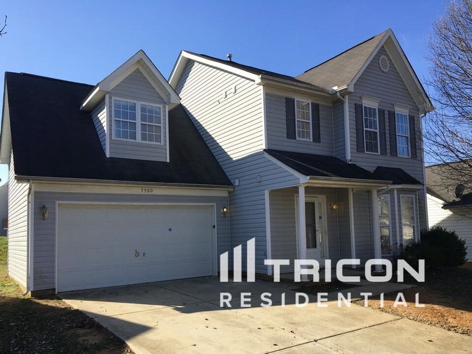 7500 Saddle Trail Ln in Charlotte, NC - Building Photo