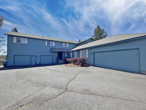 1073 NE Hidden Valley Dr in Bend, OR - Building Photo - Building Photo