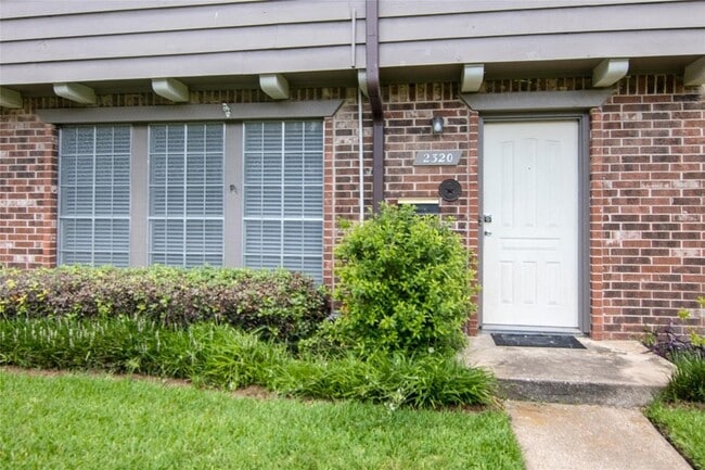2320 Shadowdale Dr, Unit 296 in Houston, TX - Building Photo - Building Photo