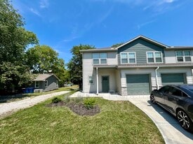 33065 W 82nd St in De Soto, KS - Building Photo