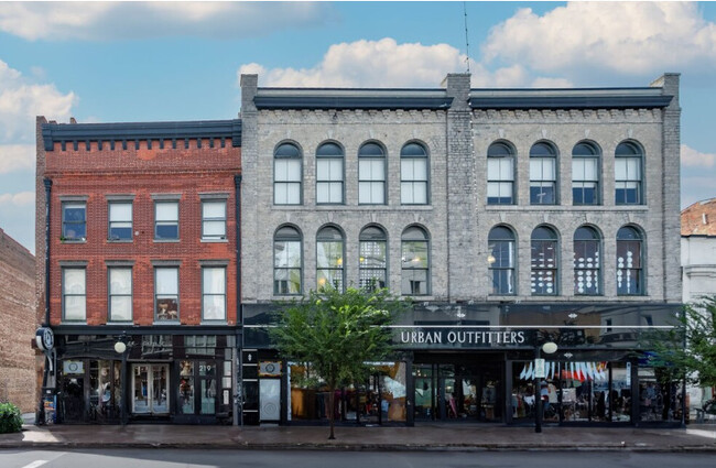 219 West Broughton in Savannah, GA - Foto de edificio - Building Photo