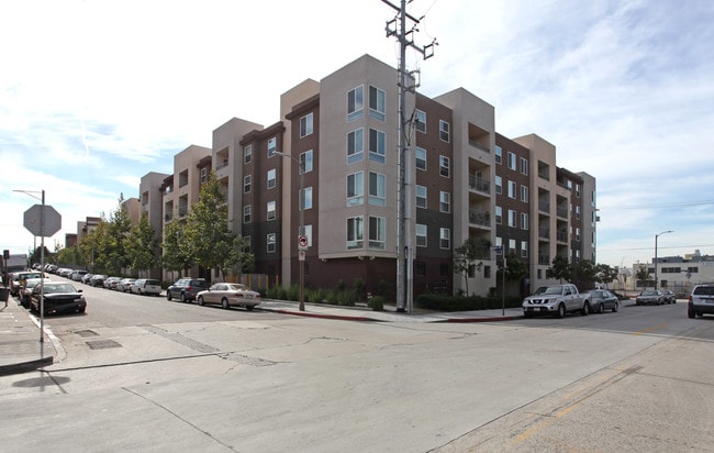 Flores del Valle in Los Angeles, CA - Foto de edificio - Building Photo