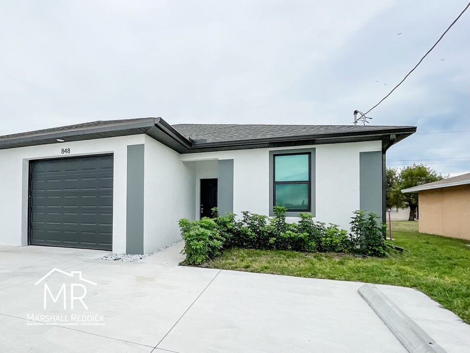 848 SE 8th St in Cape Coral, FL - Building Photo