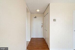 6641 Wakefield Dr in Alexandria, VA - Building Photo