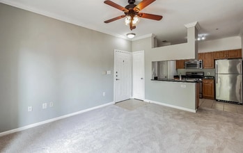 12913 Centre Park Cir in Herndon, VA - Foto de edificio - Building Photo