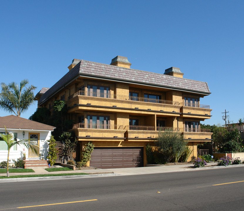 311 Ocean Ave in Seal Beach, CA - Building Photo