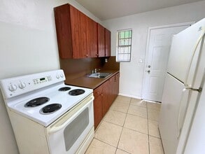 1490 NE 152nd St in North Miami Beach, FL - Building Photo - Building Photo