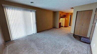 1727 N Grandview Ln in Bismarck, ND - Building Photo - Building Photo