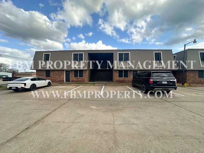 825 Tehuacana Hwy in Mexia, TX - Foto de edificio - Building Photo