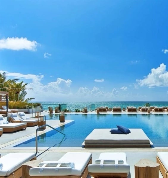 2301 COLLINS Ave in Miami Beach, FL - Building Photo - Building Photo