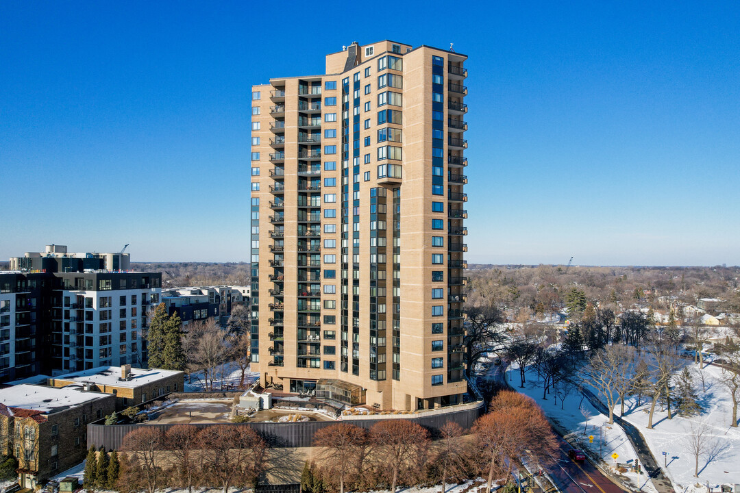 Lake Point Condominiums in Minneapolis, MN - Building Photo