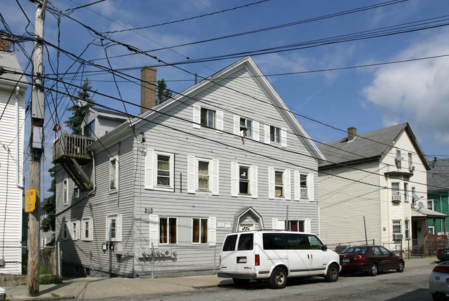 42-44 Tecumseh St in Fall River, MA - Foto de edificio - Building Photo