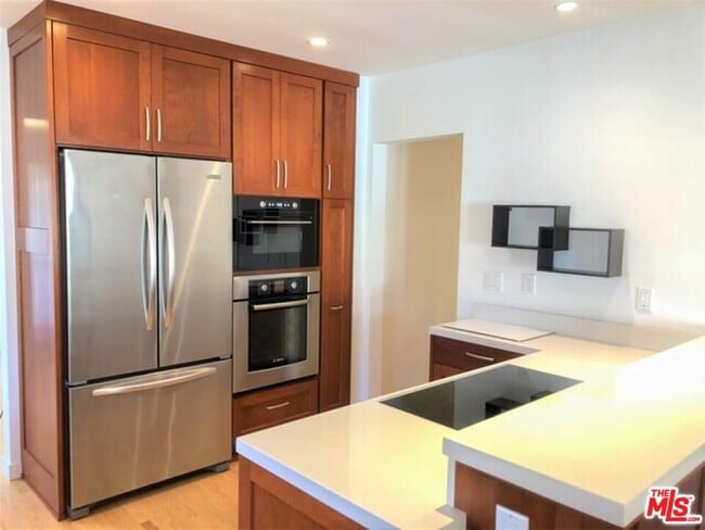 7800 Dunbarton Ave in Los Angeles, CA - Building Photo - Building Photo