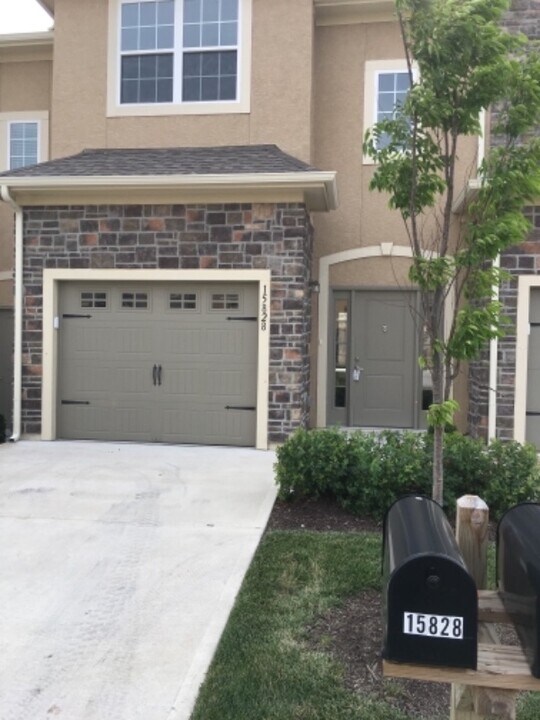 15828 Valley View Dr in Overland Park, KS - Building Photo