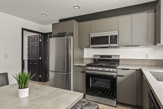 10773 Ashton Ave in Los Angeles, CA - Foto de edificio - Building Photo