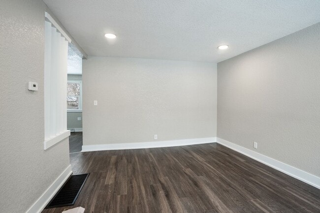 1209 Parker St in Cedar Falls, IA - Building Photo - Building Photo