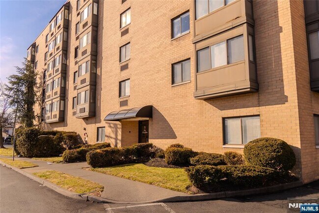 5 Linden St in Hackensack, NJ - Building Photo - Building Photo