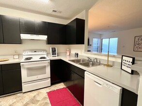 4907 Hollenden Dr, Unit 105 in Raleigh, NC - Building Photo - Building Photo