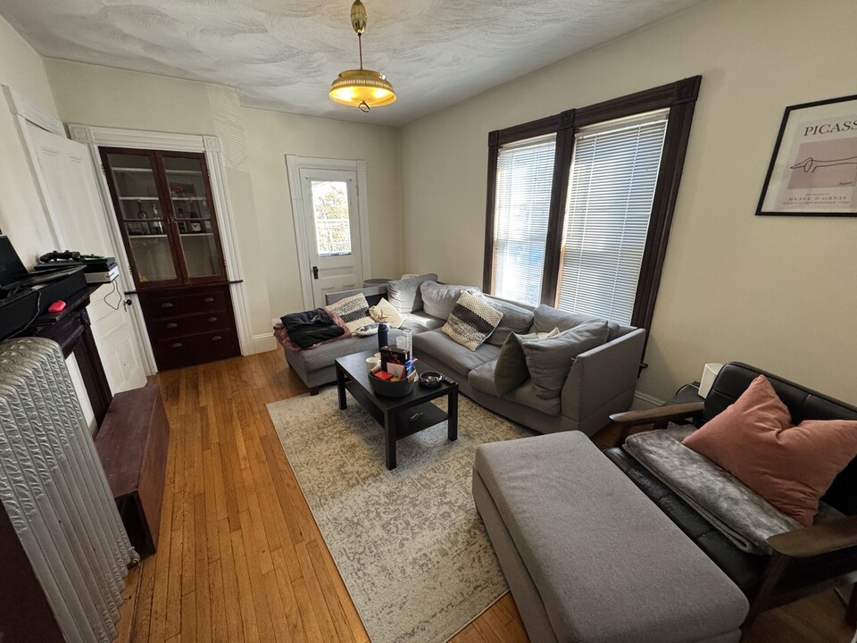 211 Holland St, Unit 3A in Somerville, MA - Building Photo