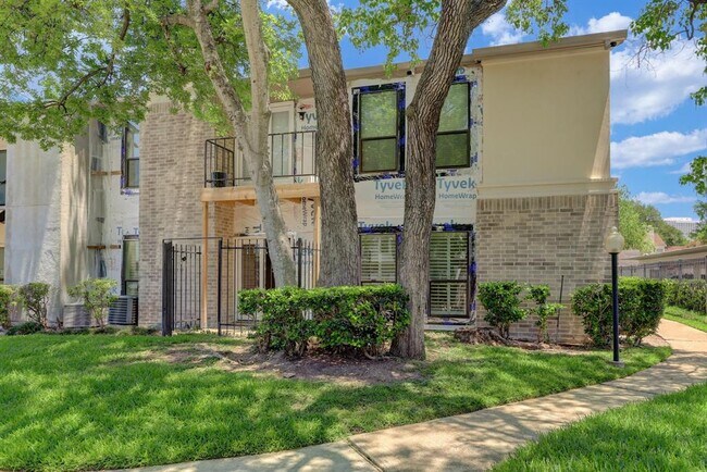 2425 Augusta Dr, Unit 21 in Houston, TX - Building Photo - Building Photo