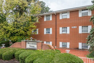 Williamsburg Square in North Olmsted, OH - Foto de edificio - Building Photo