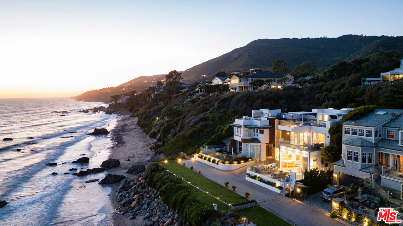 31721 Sea Level Dr in Malibu, CA - Foto de edificio