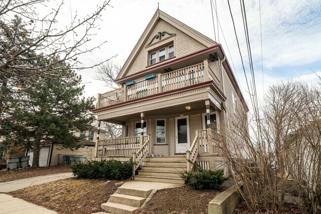 5613 W Lloyd St, Unit 5615 - Upper in Milwaukee, WI - Building Photo - Building Photo