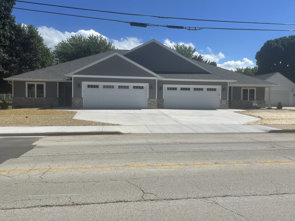 711 Main St in Wrightstown, WI - Building Photo