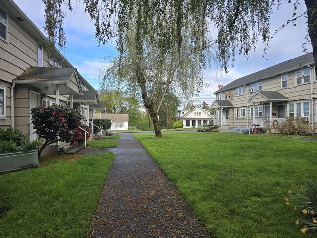 447 NE Winchester St in Roseburg, OR - Building Photo - Building Photo