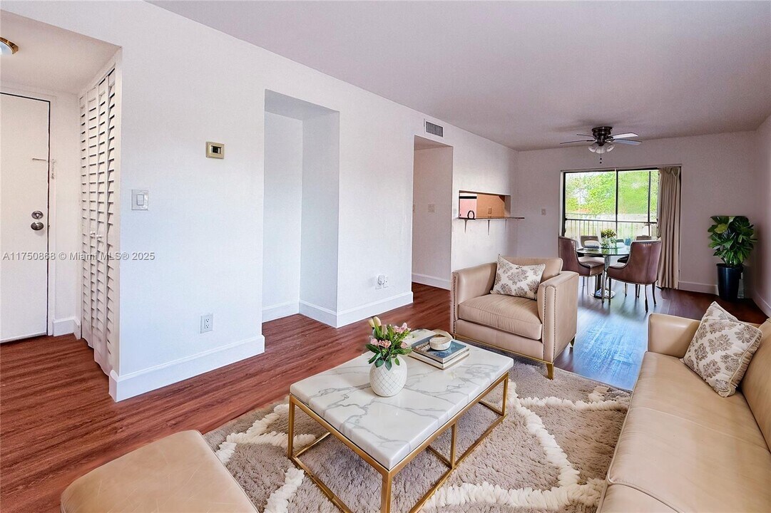 3252 Foxcroft Rd in Miramar, FL - Building Photo
