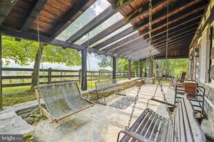 18285 Foundry Rd in Purcellville, VA - Building Photo